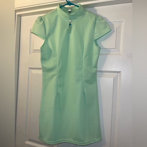 $1 GREEN DRESS ASIAN SIZE XL BUT ITS MORE OF A MED. NEW. $1 WITH ANY $10 ORDER O - Picture 3 of 9